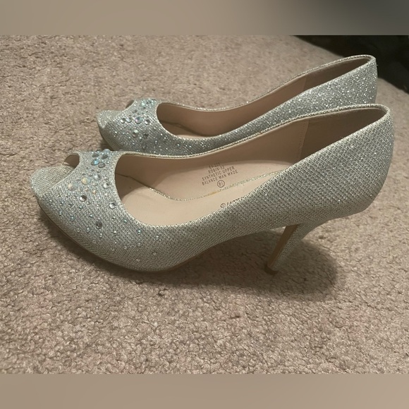 De Blossom Collection Silver Peep Toe Heels size 8.5 - Picture 1 of 8